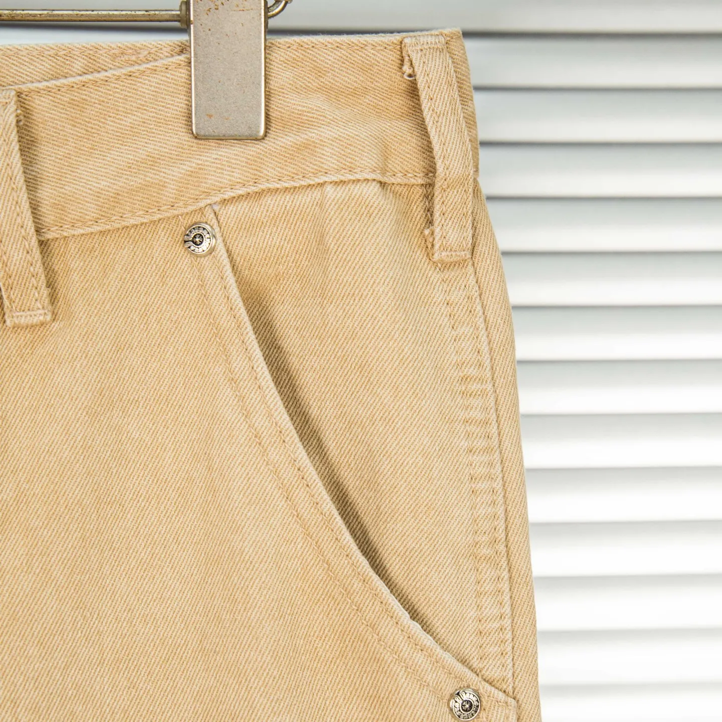 P280 Chrome Hearts khaki denim and white and blue multi-leather popular couple jeans are a hot trend this season and are sought after by countless celebrities and fashionistas. The neat details of the cutting process add color to the playful fashion! The neat and meticulous design, and the well-fitting structure is unique. The upper body not only has outstanding recognition, but also looks younger and younger. A style with the ultimate wearing meaning and performance, gorgeous color matching, and the craftsmanship of this style is also extremely extraordinary. After the finished product is washed, it is disassembled and hand-made with sheepskin cross leather and then spliced ​​together to complete. The whole piece has too many craftsmanship to describe. It is decorated with patchwork cross flowers and high-waisted washed jeans! ! Absolutely high-end luxury product, a god-level single product, a super popular product, made with top heavy industry, a must-see magic weapon that can't be missed. Style number: 1827# Size: 30 32 34 36 Color: Khaki